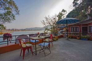 Outdoor dining - Family-run hotel located just a stone's throw away from the beautiful Fewa Lake! (Pokhara)