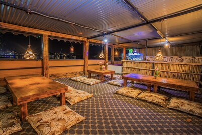 Family-run hotel located just a stone's throw away from the beautiful Fewa Lake!