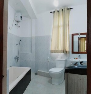 Business Apartment | Bathroom | Separate tub and shower, rainfall showerhead, free toiletries, towels