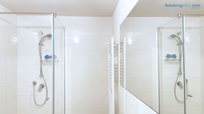 Badewanne, Haartrockner, HandtĂŒcher