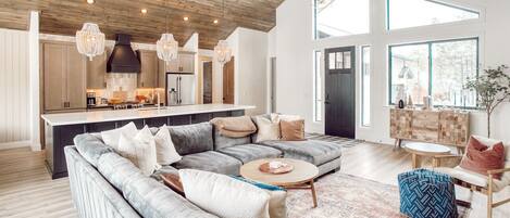 Smart TV, chimenea y monitor de computadora