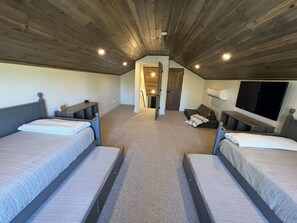 5 Schlafzimmer, Schreibtisch, Bügeleisen/Bügelbrett, Reisekinderbett