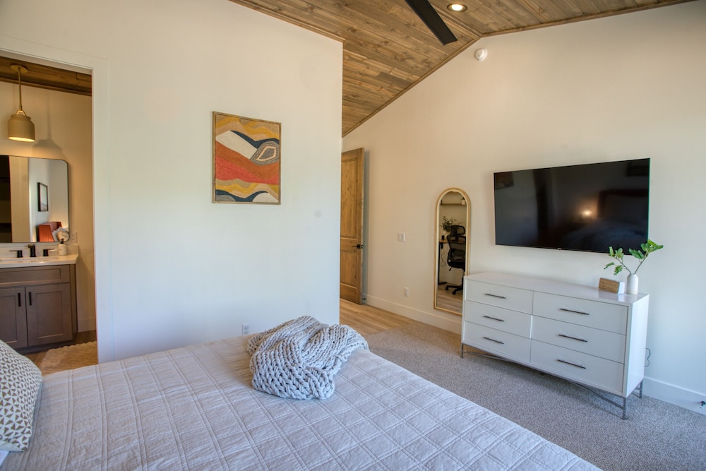 DWELL Luxury In Torreon Family Friendly, Tesla Charger Show Low