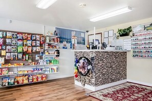Gift shop - Pets are Welcome! w/ FREE Breakfast & Parking, Close to Peels Slough! (Montesano)