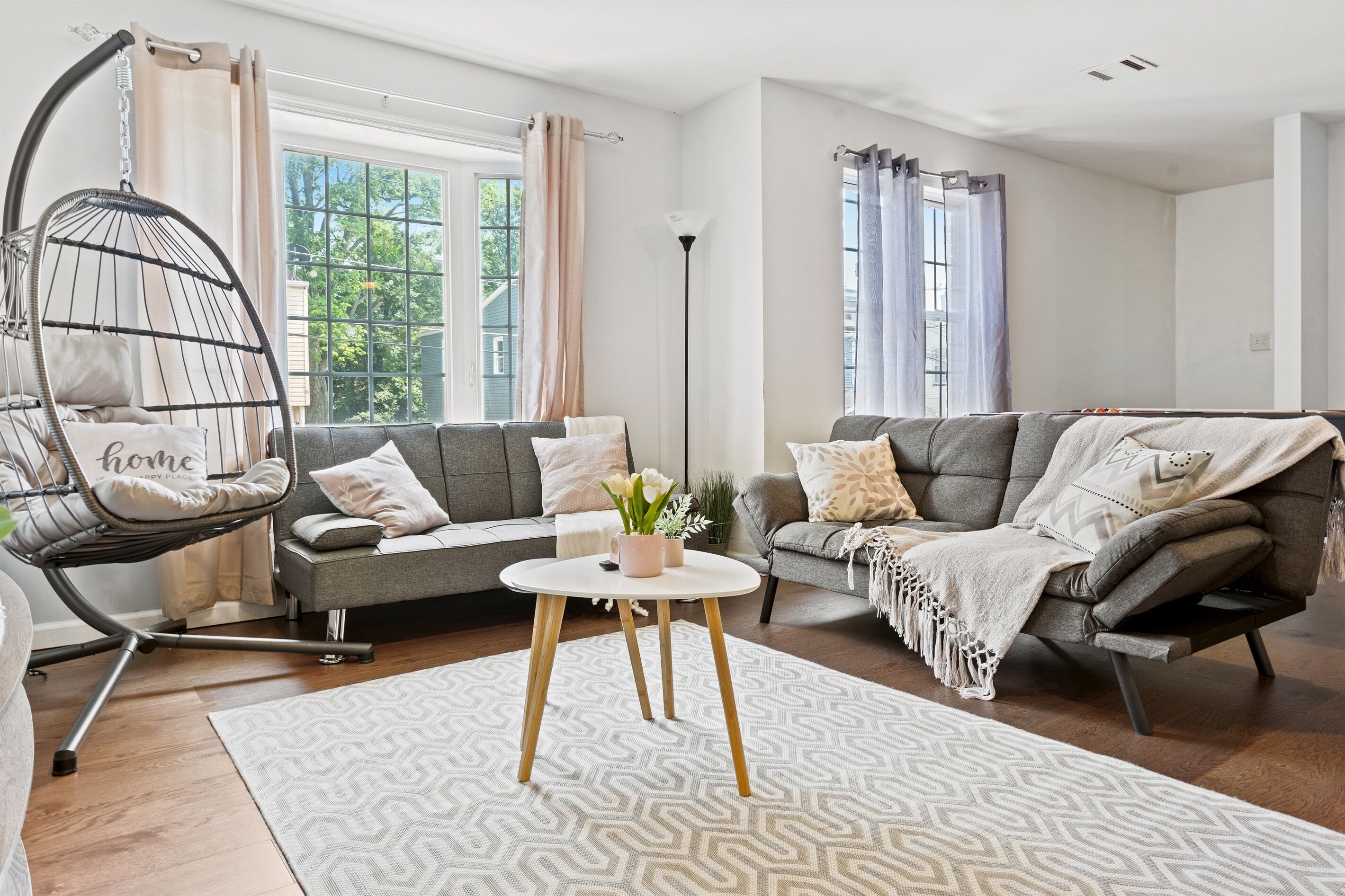 3BR|2BA Eccentric Home. Newark Corporate Heaven!