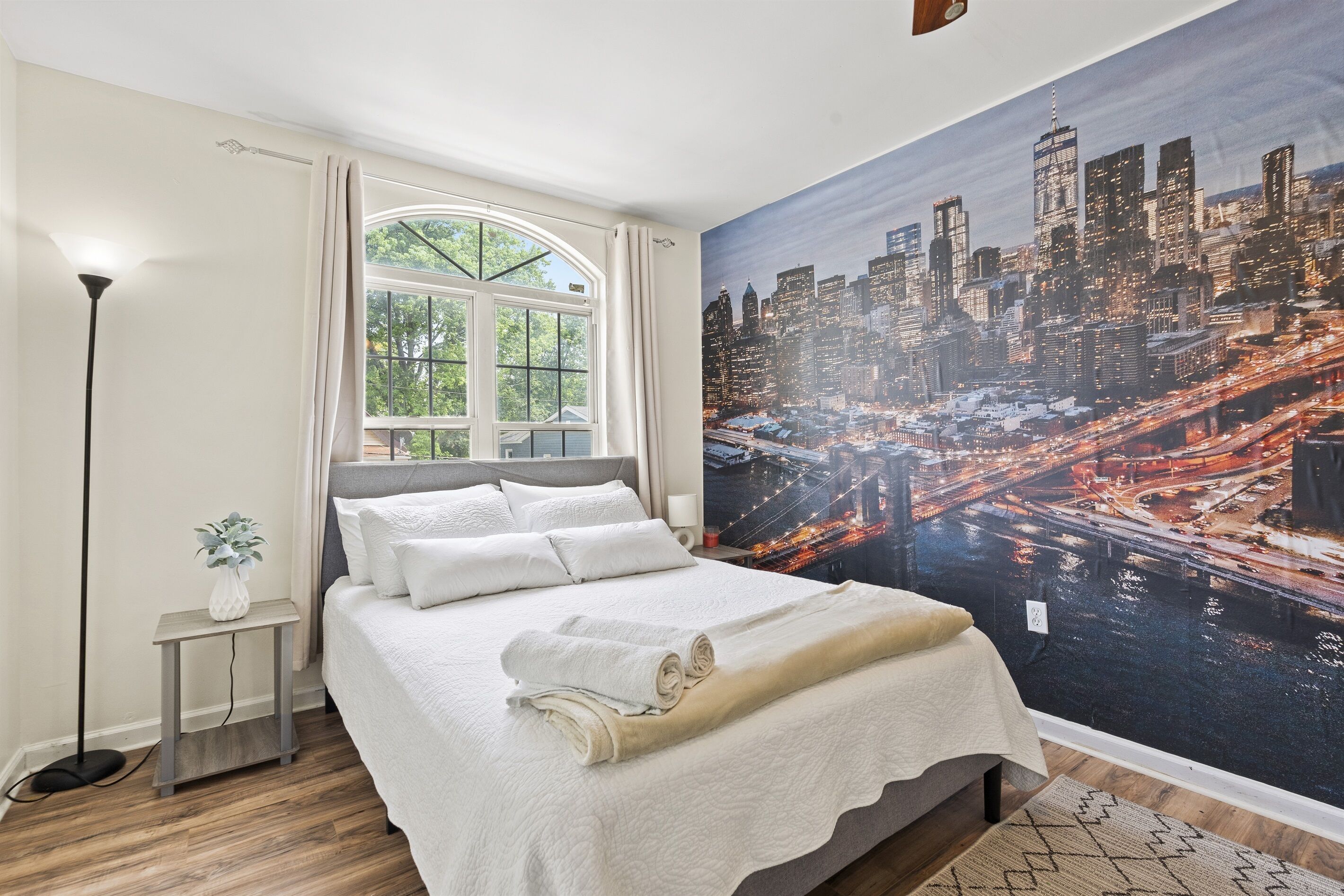 3BR|2BA Eccentric Home. Newark Corporate Heaven!