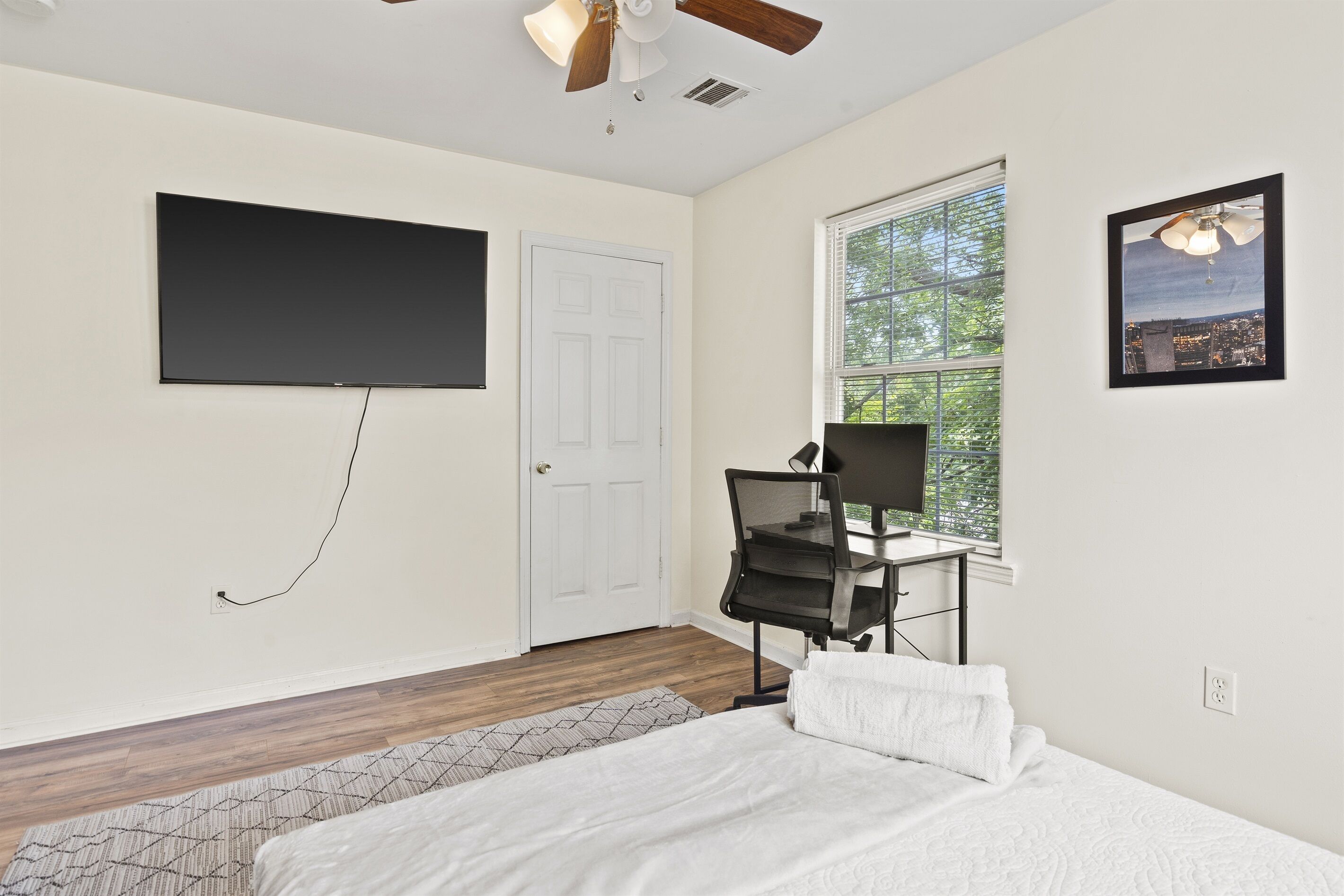 3BR|2BA Eccentric Home. Newark Corporate Heaven!