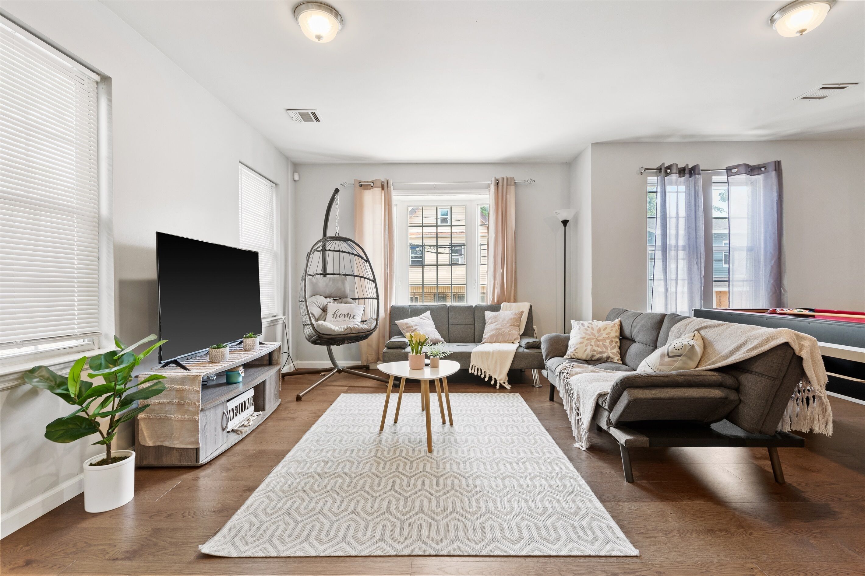 3BR|2BA Eccentric Home. Newark Corporate Heaven!