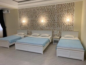 Luxe beddengoed, een bureau, verduisterende gordijnen