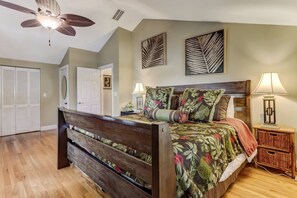 2 bedrooms, iron/ironing board, free WiFi, bed sheets - Walk Everywhere, Fenced Backyard, Hot Tub, Fire Pit, Screened Porch, Man Cave, $300 in Free Tickets! (St. Augustine)