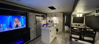 Tranquil, Relaxing Country Setting - 1BR RV