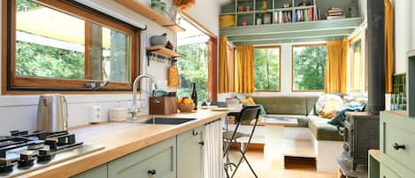 Refrigerador, parrilla de estufa y tetera eléctrica