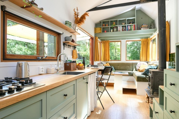 Een koelkast, een kookplaat, een waterkoker