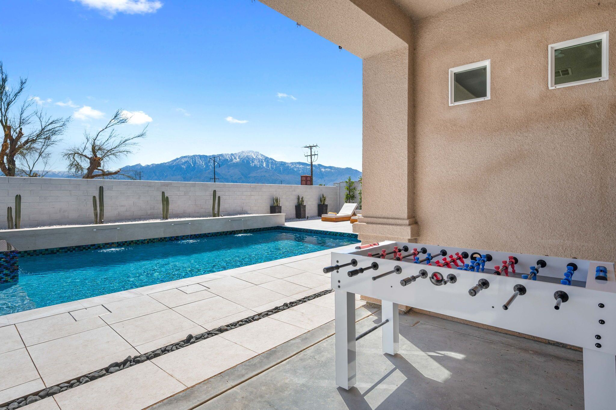 Una piscina al aire libre, una piscina climatizada