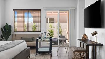 4 habitaciones, escritorio y tabla de planchar con plancha