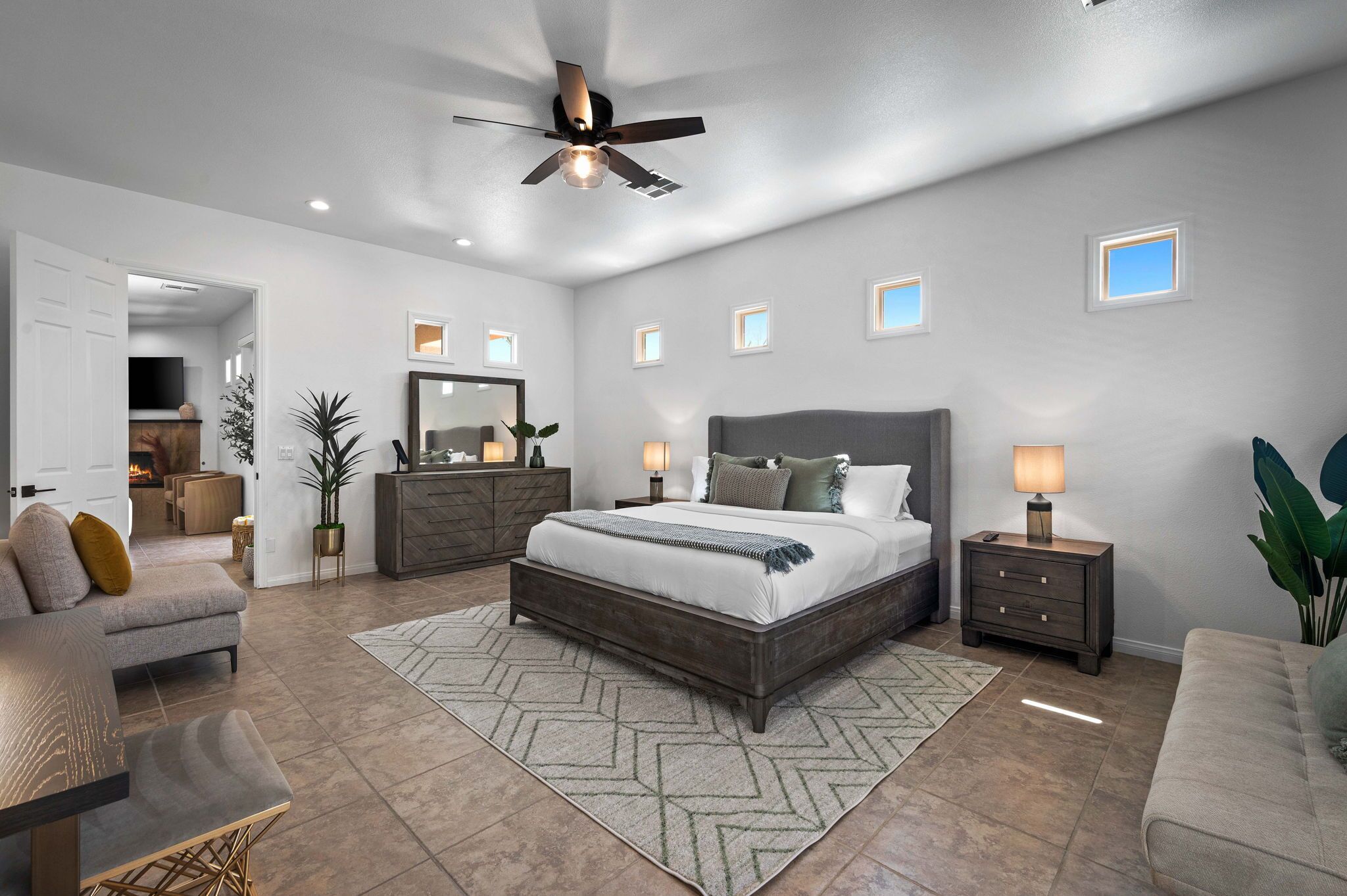 4 室のベッドルーム、デスク、アイロン / アイロン台、旅行用ベビーベッド