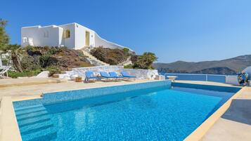 Een verwarmd zwembad