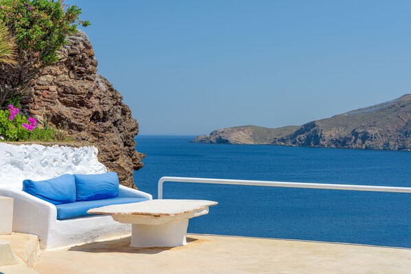 Property grounds - Unique Villa in Mykonos with Direct Beach Access (Mykonos)