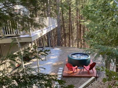 Secluded, forest views, private hot tub, pet friendly, rivers, lakes, wineries