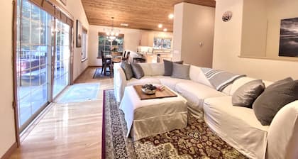 Last-Minute August Deal! 20% Off + Fiber WiFi, Hot Tub, Pets Ok, Alpine Lakes