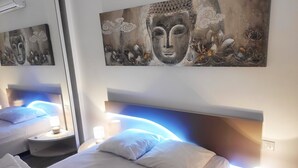 Une chambre d’hôtel avec deux lits, chacun doté d’une tête de lit et de lampes de chevet.