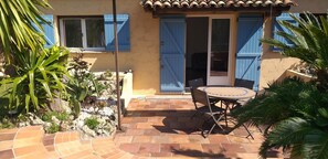 Outdoor dining - Superb Apt 3p garden level villa with pool (La Roquette-sur-Siagne)