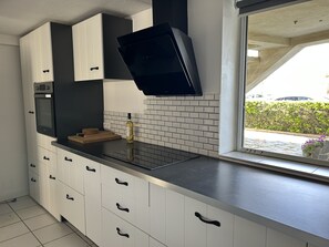 Fridge, microwave, oven, stovetop - Family house with seafront terrace, sea view (Canet-en-Roussillon)