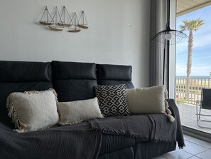 Living area - Family house with seafront terrace, sea view (Canet-en-Roussillon)