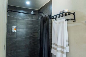Shower, hair dryer, shampoo - Studio in Downtown Cancun: Near ADO & Mercado 28 (CancÃºn)