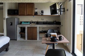Réfrigérateur, four à micro-ondes, surface de cuisson, cafetière-théière