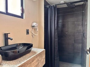 Douche, séchoir à cheveux, shampooing