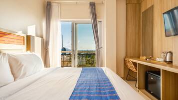 Deluxe-Doppelzimmer, Meerblick | Hochwertige Bettwaren, Betten mit Memory-Foam-Matratzen, Minibar