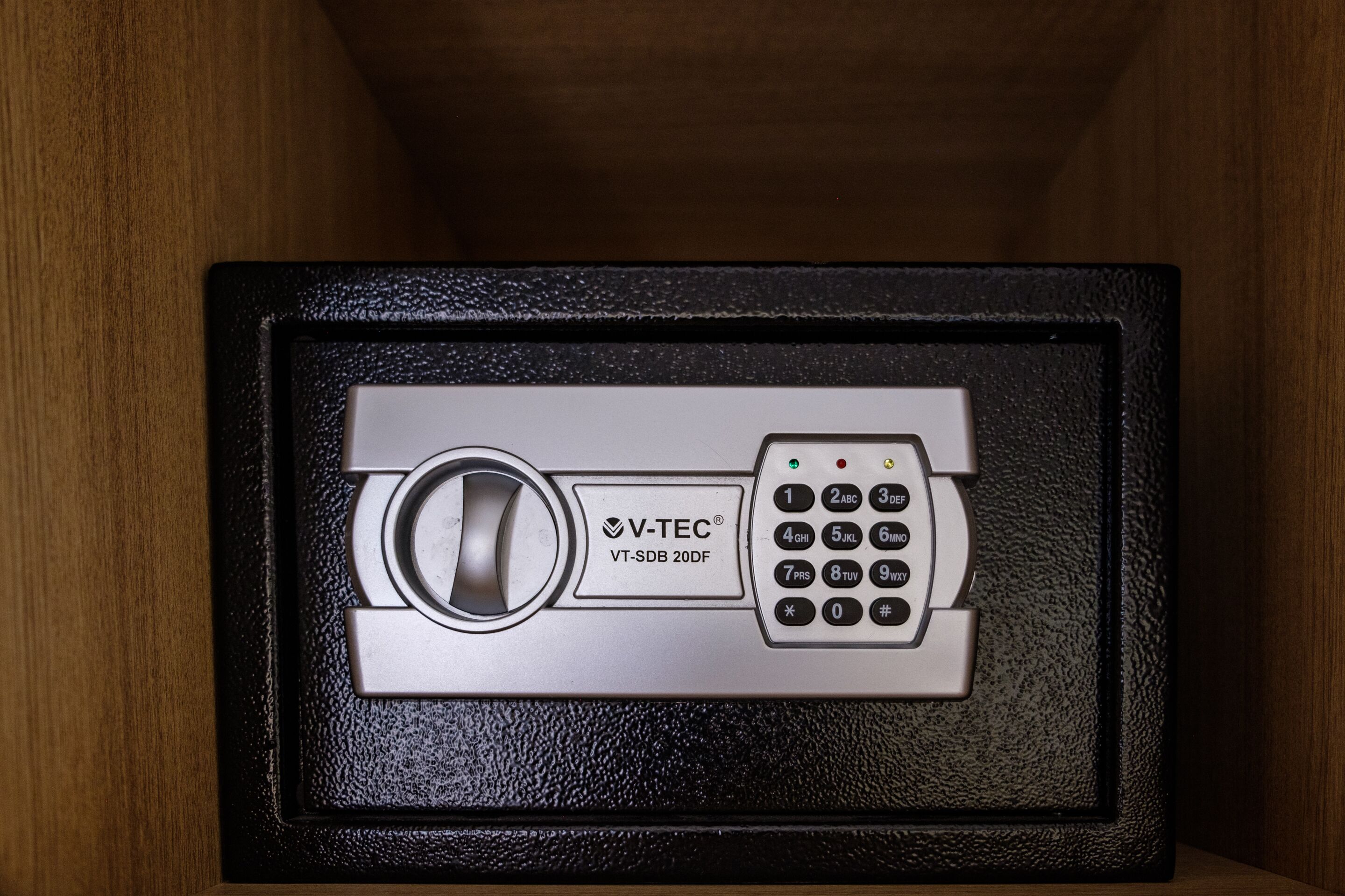 A V-TEC VT-SDB 20DF safe with a keypad and a circular lock mechanism.