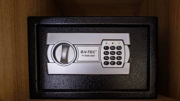 A V-TEC VT-SDB 20DF safe with a keypad and a circular lock mechanism.