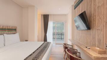 غرفة - سرير ملكي - منظر للمدينة | أغطية فراش متميزة وأسرّة بإسفنج يتكيف مع شكل الجسم وميني بار