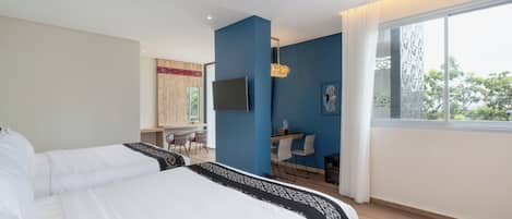 Ein Hotelzimmer mit einem großen Bett, einem Schreibtisch mit Stuhl, einem Fernseher und einem Fenster mit Blick.