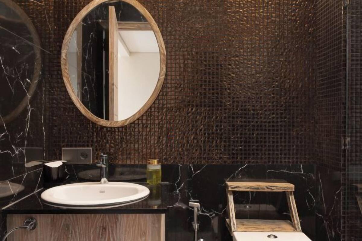 浴室 | 淋浴设施、吹风机、拖鞋、坐浴桶