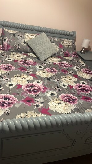 3 quartos, ferros/tábuas de passar roupa, berço de viagem