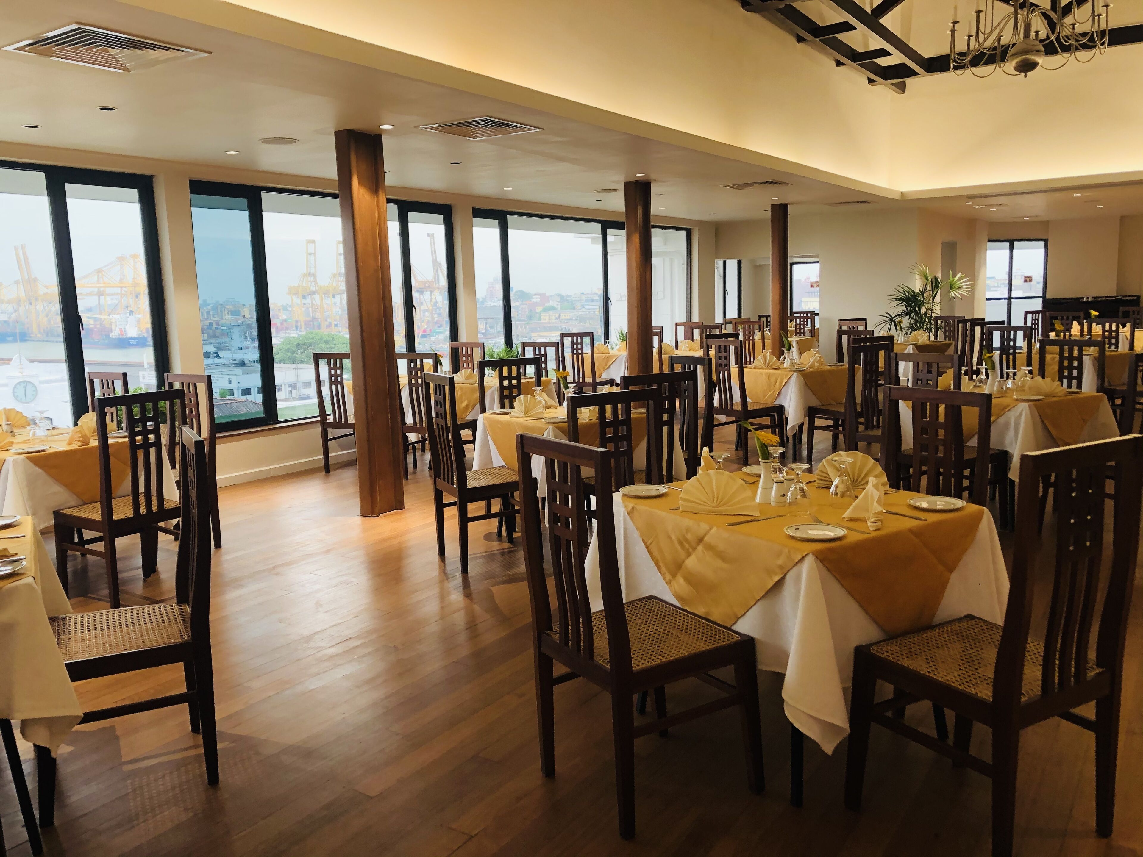 Sarapan ala kontinental setiap hari (USD 6 per orang)