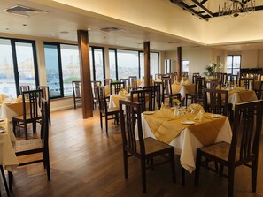 Daily continental breakfast (USD 6 per person)