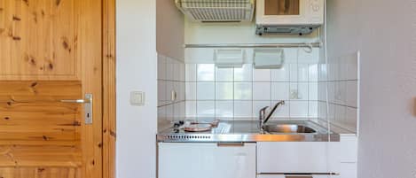 Fridge, microwave, oven, coffee/tea maker
