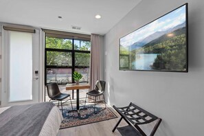 4 bedrooms, desk, iron/ironing board, free WiFi - Walk to RiNo’s Best Bars, Restaurants, Coors Field! Rooftop Deck with Hot Tub! (Denver)