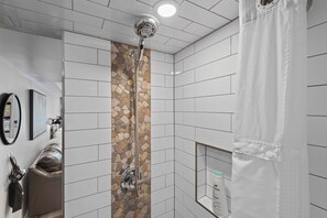 Een douche, een haardroger, handdoeken, zeep