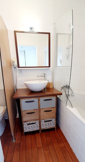 Een haardroger, zeep, toiletpapier