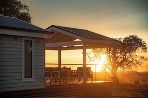 Golden Hour Serenity: Witness the Magic of Sunrise Views. - Gumnut Cottage Gippsland | Mountain Views & King Bed (Seaton)