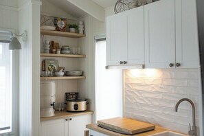 Interior - Gumnut Cottage Gippsland | Mountain Views & King Bed (Seaton)