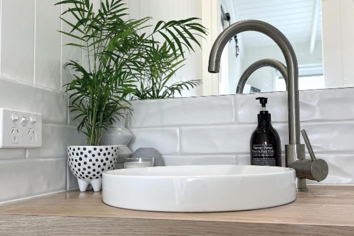 Een douche, een haardroger, handdoeken, zeep