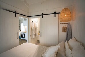 1 bedroom, iron/ironing board, WiFi, bed sheets - Gumnut Cottage Gippsland | Mountain Views & King Bed (Seaton)