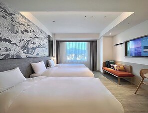 Deluxe driepersoonskamer | Luxe beddengoed, donzen dekbedden, een minibar, verduisterende gordijnen