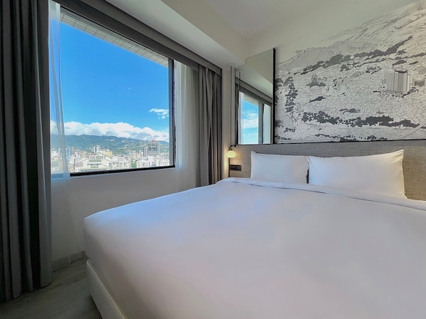 Roupas de cama premium, edredons de pluma, frigobar, cortinas blackout